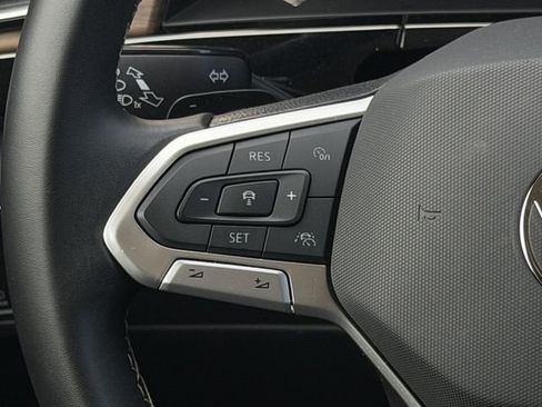 Used 2025 Volkswagen Atlas SE image 14