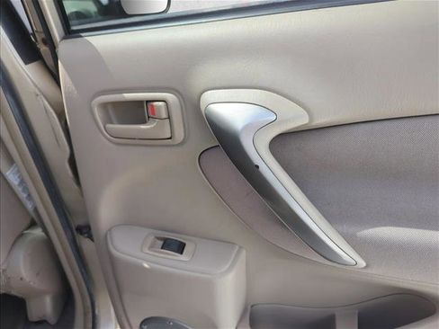 Used 2005 Toyota RAV4 2WD image 21