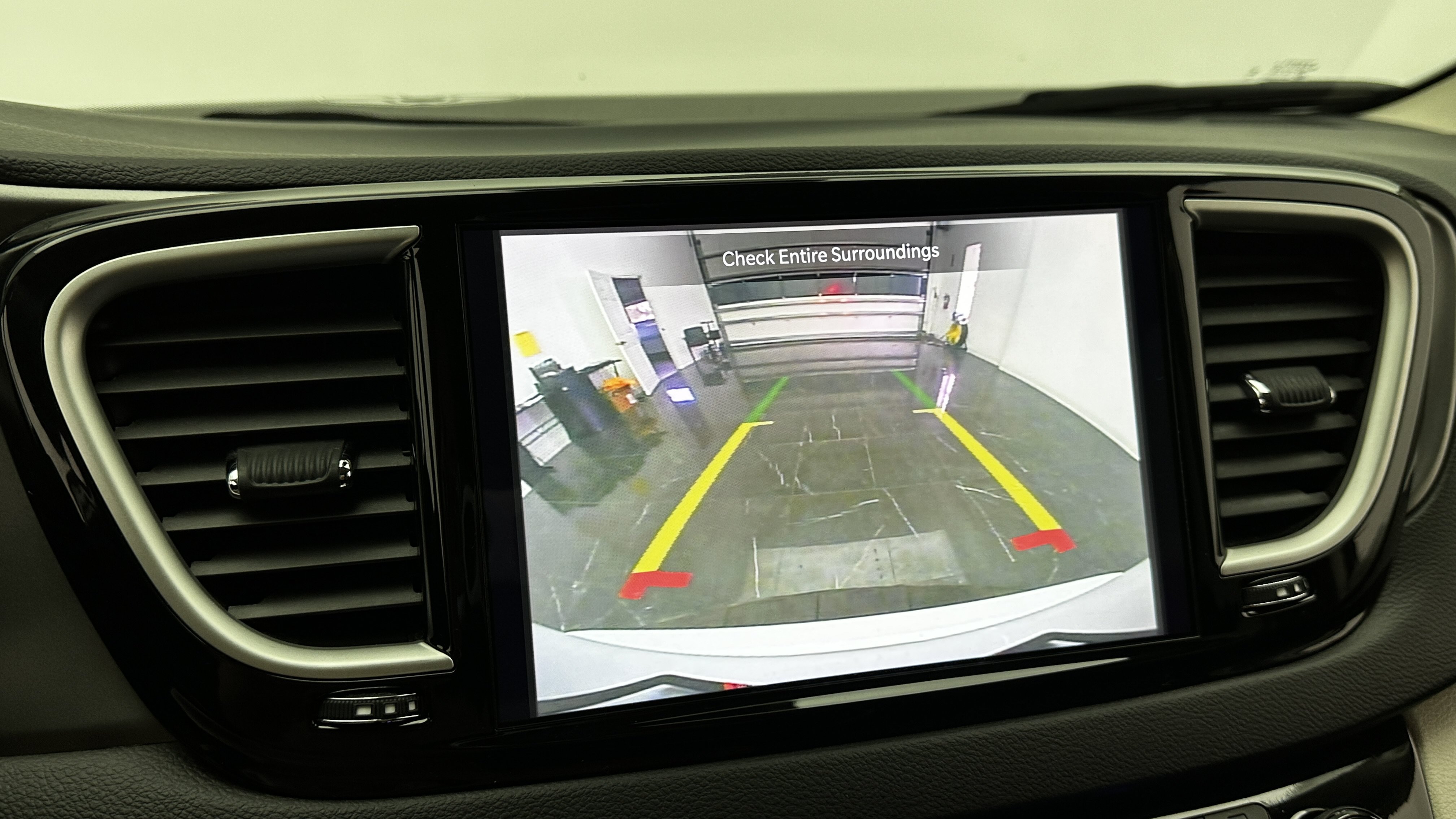 Used 2024 Chrysler Pacifica Touring-L FWD image 17