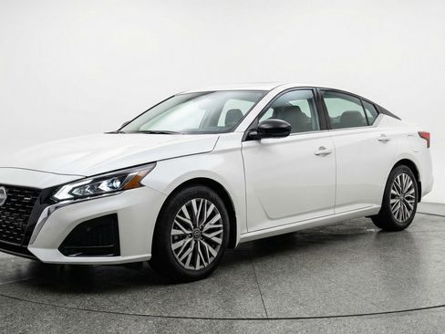 Used 2025 Nissan Altima 2.5 SV image 3