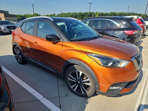 Used 2018 Nissan Kicks SR w/ Premium Package FWD image 3