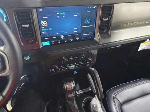 Used 2025 Ford Bronco Badlands image 15