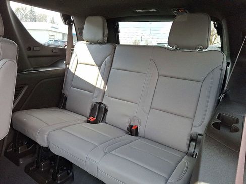 Used 2022 GMC Yukon SLT w/ SLT Premium Package image 11