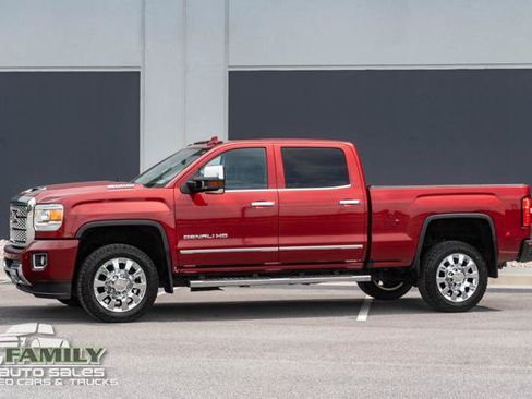 Used 2019 GMC Sierra 2500 Denali w/ Duramax Plus Package AWD/4WD image 3