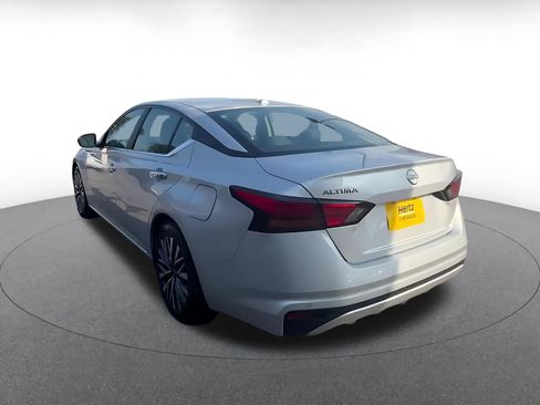 Used 2025 Nissan Altima 2.5 SV FWD image 11
