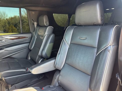 Used 2023 Cadillac Escalade ESV Premium Luxury image 41