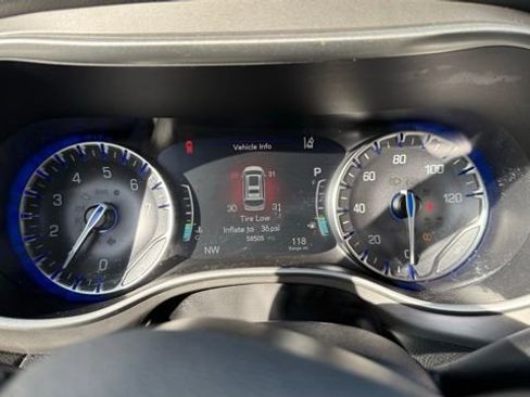 Used 2025 Chrysler Pacifica Select image 31