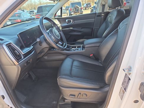 Used 2024 Kia Sorento S image 5