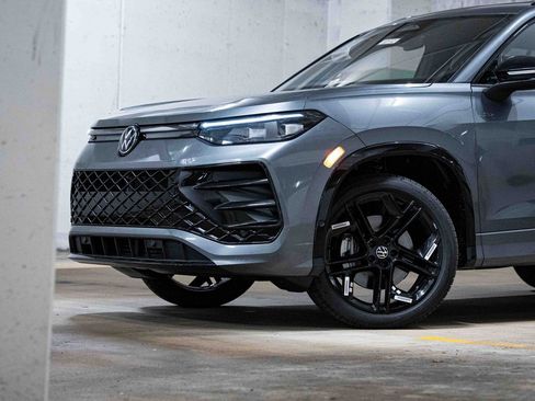 New 2025 Volkswagen Tiguan SE R-Line image 2