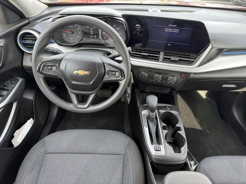 Used 2024 Chevrolet Trax LS w/ LS Convenience Package FWD image 12