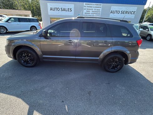 Used 2019 Dodge Journey SE w/ Premium Group FWD image 2