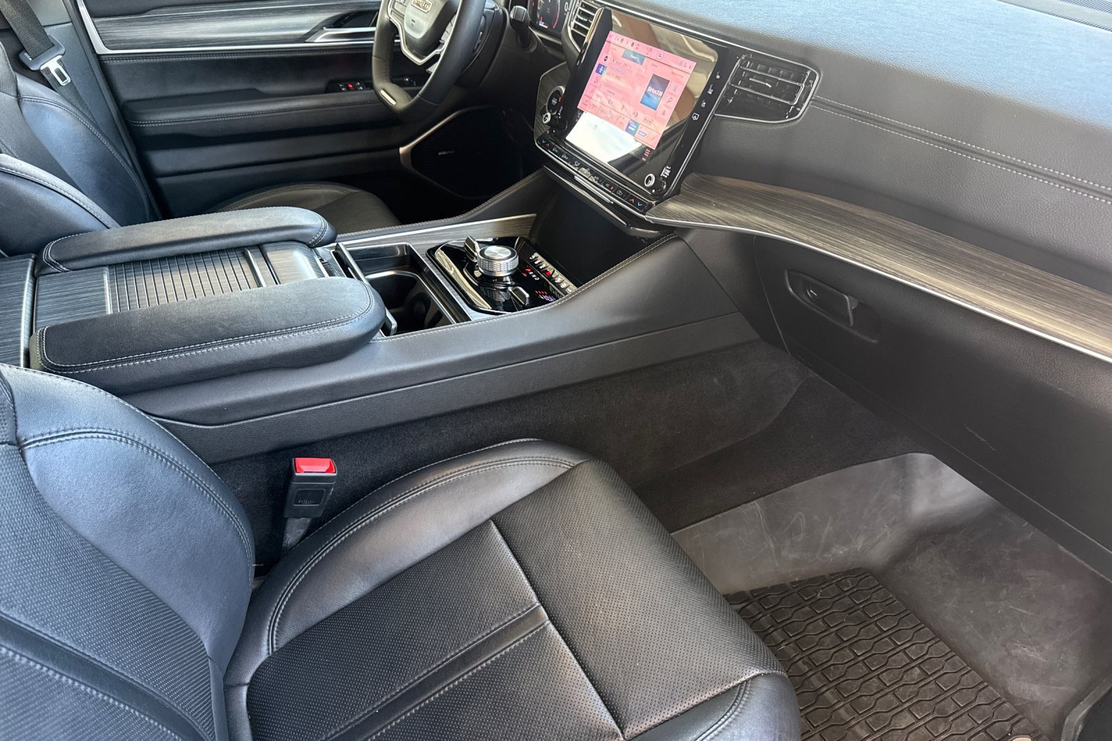 Used 2024 Jeep Wagoneer Series III AWD/4WD image 25