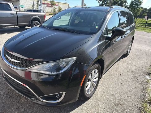 Used 2020 Chrysler Pacifica Touring-L FWD image 3