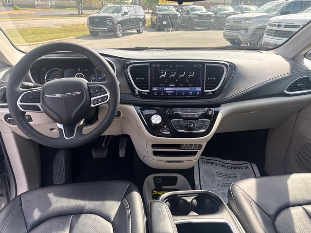 Used 2024 Chrysler Pacifica Limited FWD image 25