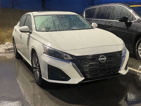 Used 2023 Nissan Altima 2.5 SV w/ SV Premium Package image 1