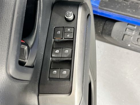 Used 2018 Toyota Tacoma SR5 AWD/4WD image 17