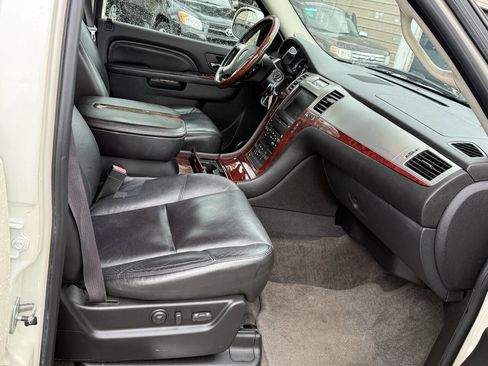 Used 2010 Cadillac Escalade Luxury image 20