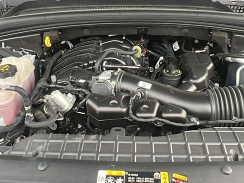 Used 2024 Jeep Grand Cherokee L Laredo image 12