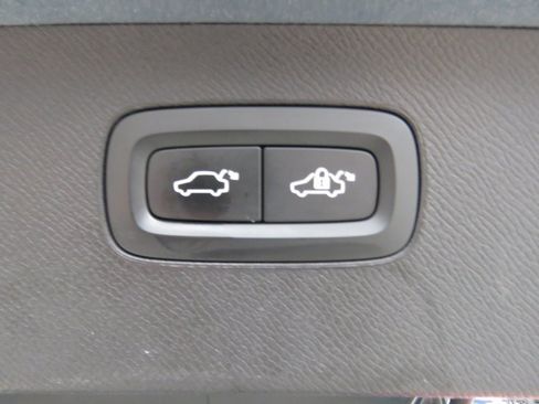 Used 2020 Volvo XC90 T6 Momentum w/ Protection Package image 20