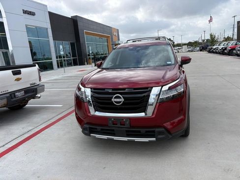 Used 2024 Nissan Pathfinder Platinum image 2