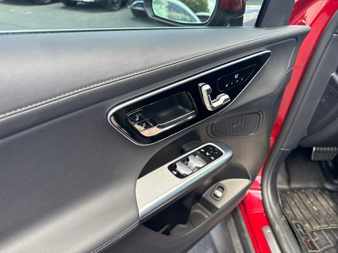 Used 2025 Mercedes-Benz GLC 300 4MATIC image 18