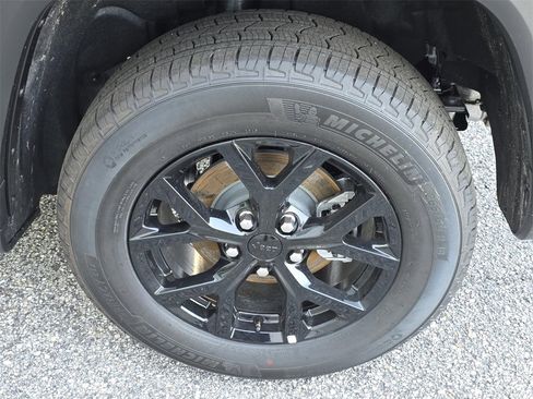 New 2025 Jeep Grand Cherokee Altitude image 32