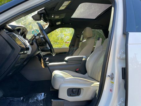 Used 2020 Land Rover Discovery SE image 17