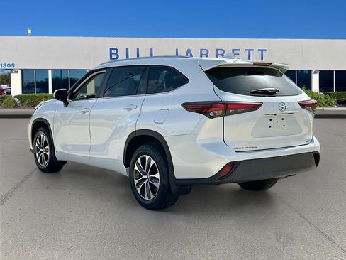 Used 2024 Toyota Highlander XLE FWD image 5
