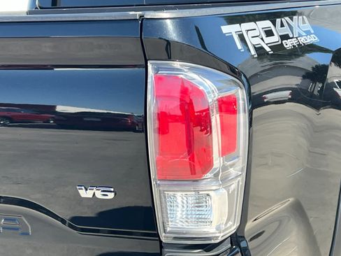 Used 2022 Toyota Tacoma TRD Off-Road w/ Technology Package AWD/4WD image 27
