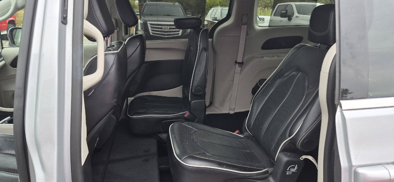 Used 2024 Chrysler Pacifica Limited FWD image 7