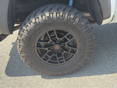 Used 2021 Toyota Tacoma TRD Off-Road w/ Technology Package AWD/4WD image 10
