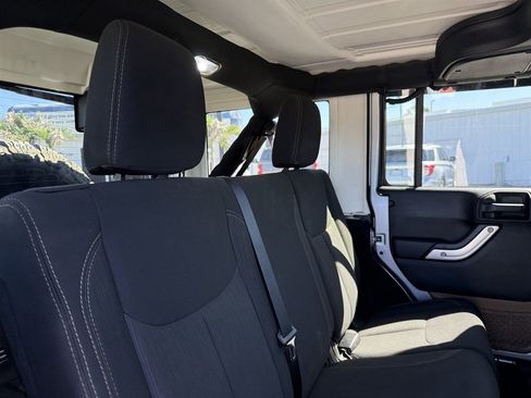 Used 2018 Jeep Wrangler Unlimited Sahara AWD/4WD image 12