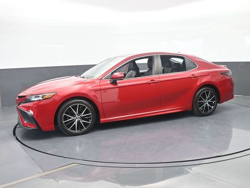 Used 2021 Toyota Camry SE FWD image 2