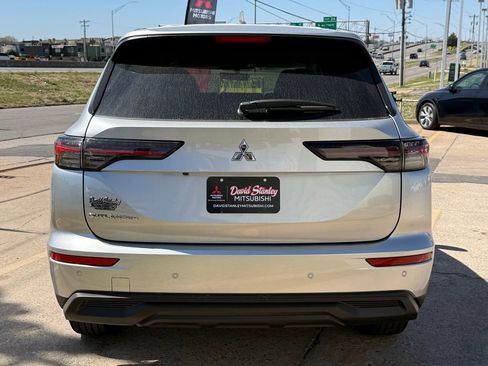 New 2026 Mitsubishi Outlander ES image 9