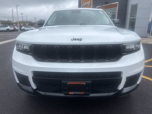 Used 2023 Jeep Grand Cherokee L Limited w/ Black Appearance Package AWD/4WD image 2