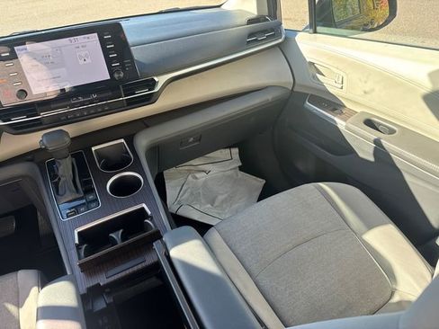 Used 2024 Toyota Sienna LE image 23