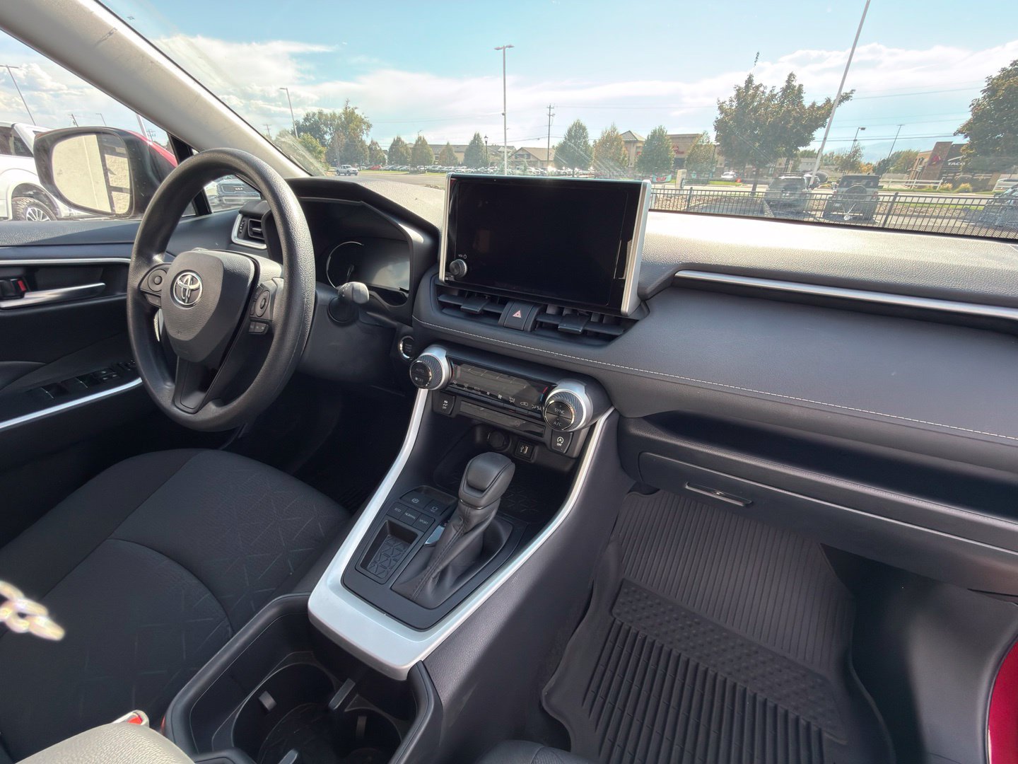 Used 2025 Toyota RAV4 XLE FWD image 36