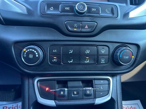 Used 2023 GMC Terrain SLE image 22