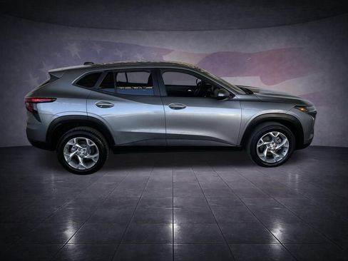 Used 2024 Chevrolet Trax LS w/ LS Convenience Package image 6