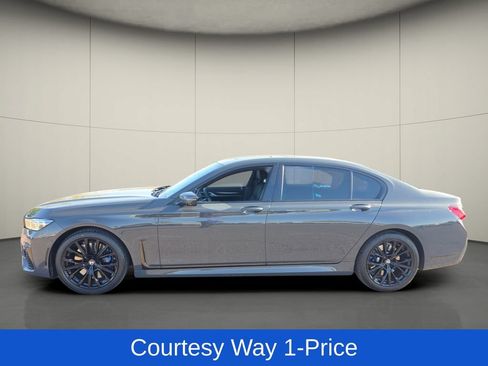 Used 2021 BMW 740i w/ M Sport Package RWD image 5
