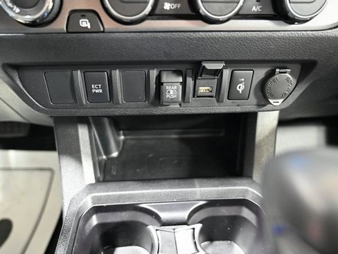 Used 2022 Toyota Tacoma TRD Off-Road image 19