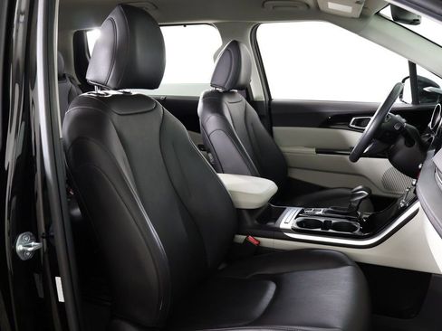 Used 2023 Kia Carnival EX FWD image 28
