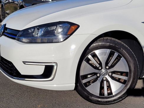 Used 2018 Volkswagen e-Golf SE image 5