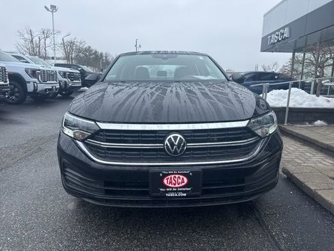 Used 2024 Volkswagen Jetta SE image 2