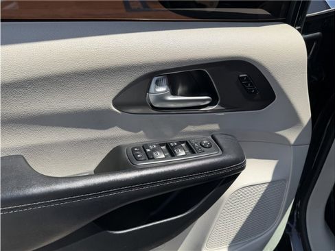 Used 2018 Chrysler Pacifica Limited FWD image 15