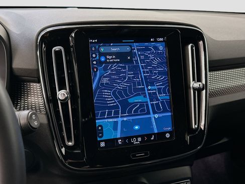 Used 2022 Volvo XC40 P8 Recharge Plus image 22