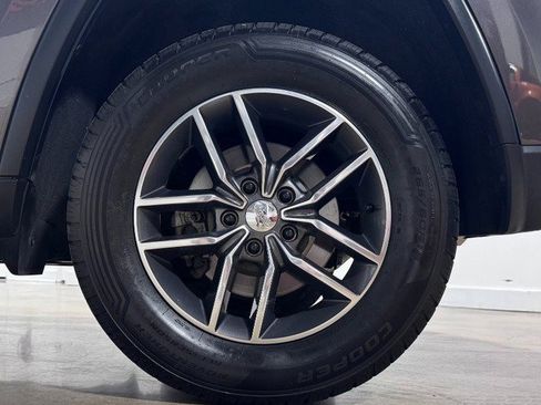 Used 2018 Jeep Grand Cherokee Limited image 18