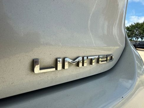 Used 2020 Toyota Highlander Limited FWD image 10