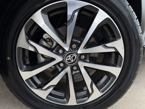 Used 2022 Toyota Corolla Cross XLE w/ Convenience Package FWD image 9