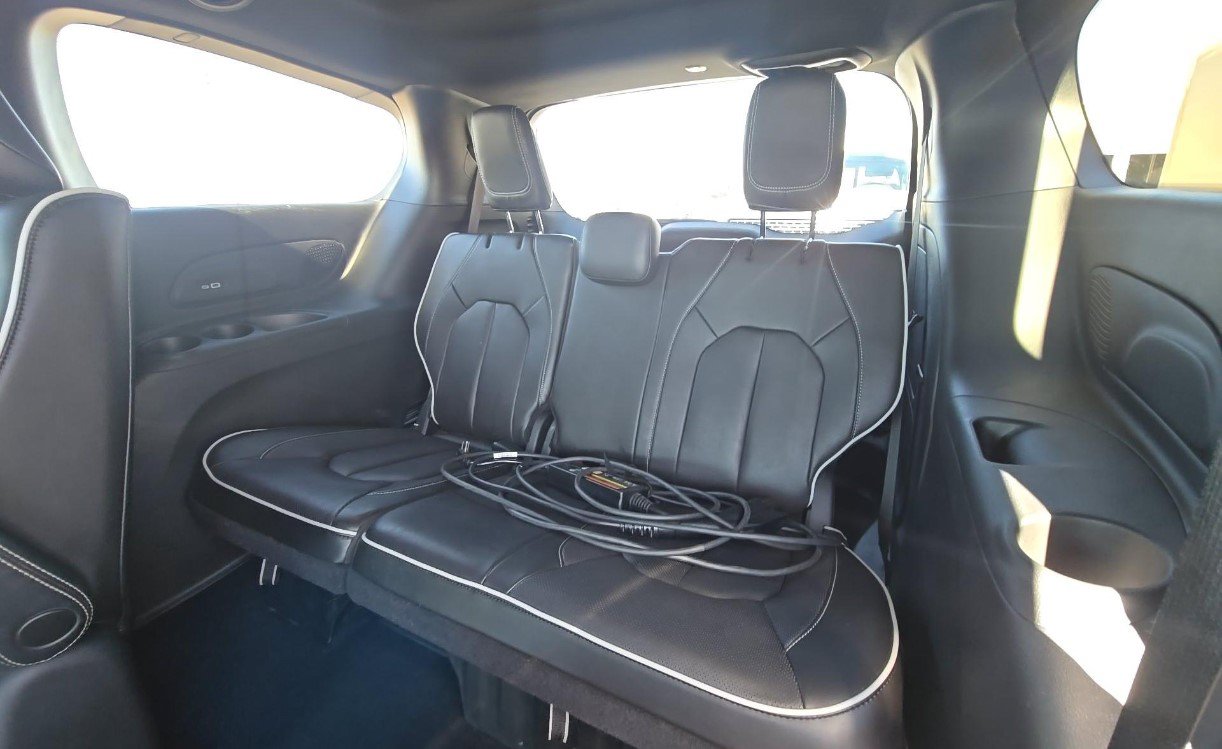 Used 2023 Chrysler Pacifica Limited w/ S Appearance Package FWD image 10